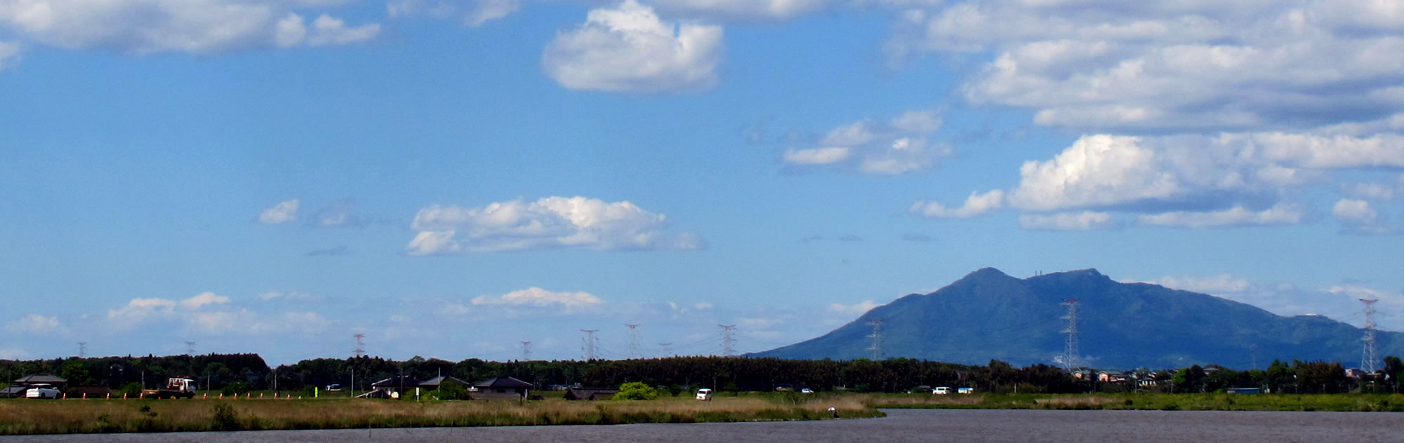 お寺より筑波山を望む